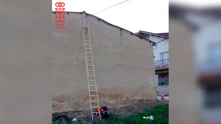 Escalera de unos seis metros de altura desde la que se ha caído un trabajador que ha resultado herido grave en Allo. POLICÍA FORAL