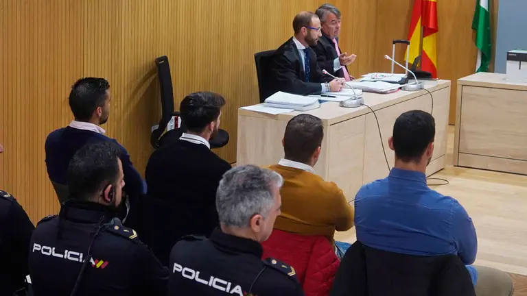 Los miembros de La Manada (izq a dcha), Manuel Guerrero, Jesús Escudero, José Ángel Prenda y Alfonso Jesús Cabezuelo, sentados en la sala de la Audiencia de Córdoba. EFE