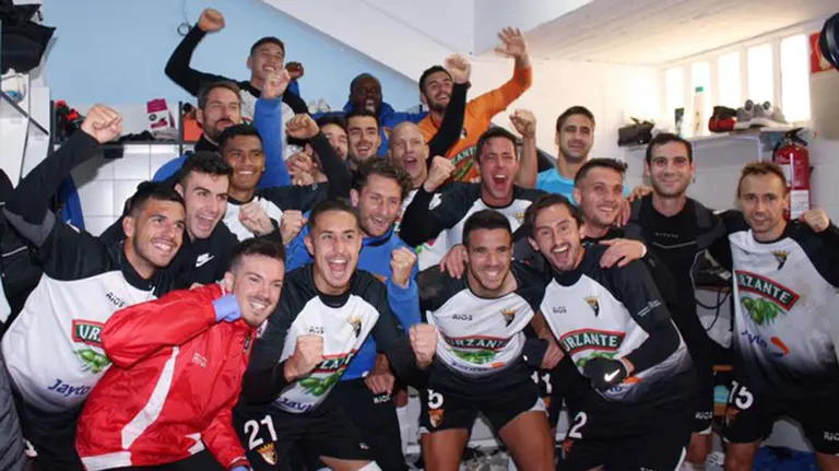 Alegría de los jugadores del Tudelano en su vestuario tras vencer al Coruxo. @CDTudelano.