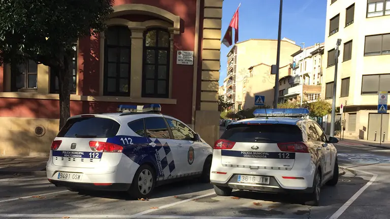 Coches de la policía municipal de Estella junto al Ayuntamiento