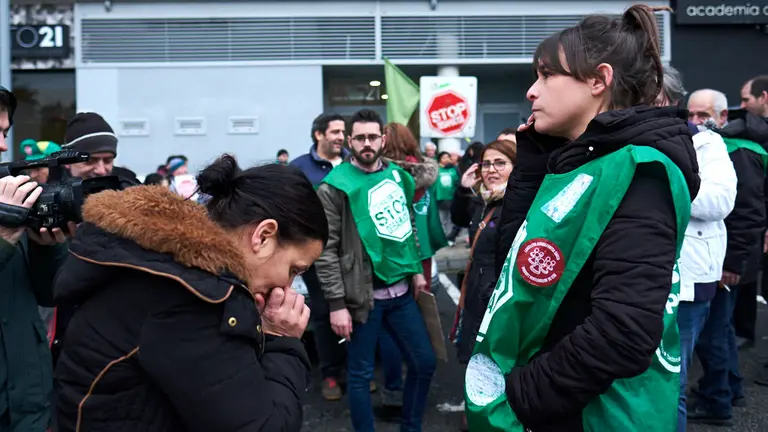 La PAH intenta paralizar un desahucio en el barrio del Soto de Lezkairu en Pamplona. PABLO LASAOSA