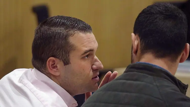 José Ángel Prenda habla con uno de sus amigos de La Manada durante el juicio por abuso sexual en Pozoblanco EUROPA PRESS