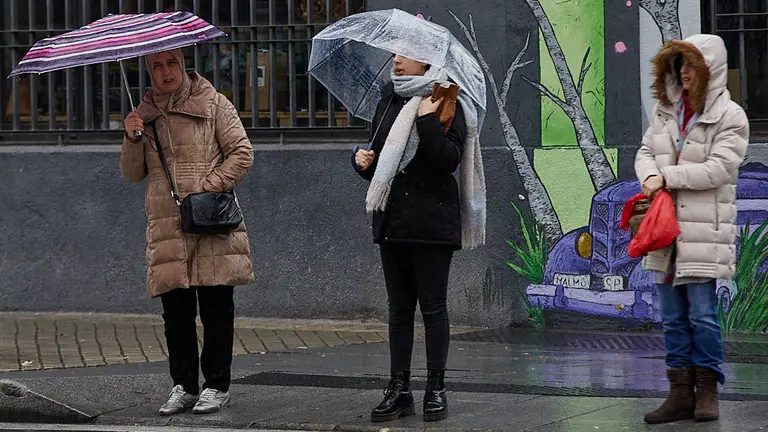 Mañana de viento y lluvia en Pamplona. IÑIGO ALZUGARAY