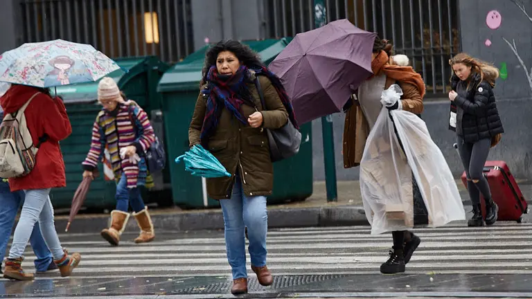 Mañana de viento y lluvia en Pamplona. IÑIGO ALZUGARAY