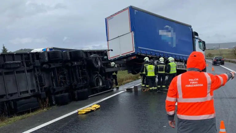 Accidente de un camión en la AP-15 en Tiebas POLICÍA FORAL