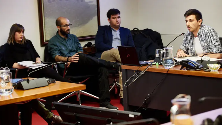 Representantes del Consejo de la Juventud de Navarra informan sobre los objetivos y acciones previstas por este organismo. IÑIGO ALZUGARAY