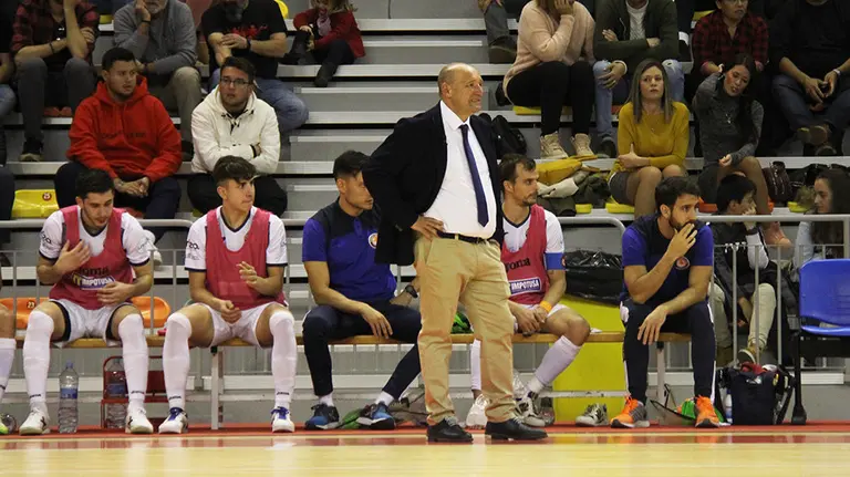 José Lucas Mena &#34;Pato&#34; de pie junto al banquillo del Ribera Navarra. Cedida.