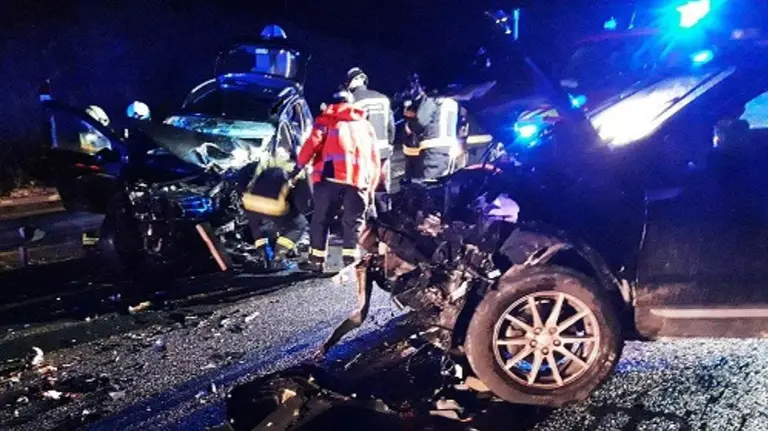 Colisión frontal en la N-121 A que ha resultado en dos personas fallecidas y tres heridas POLICÍA FORAL