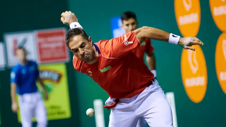 Olaizola y Urritikoetxea se enfrentan a Bengoetxea y Aretxabaleta en el frontón de Labrit de Pamplona. PABLO LASAOSA