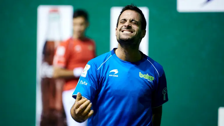 Olaizola y Urritikoetxea se enfrentan a Bengoetxea y Aretxabaleta en el frontón de Labrit de Pamplona. PABLO LASAOSA