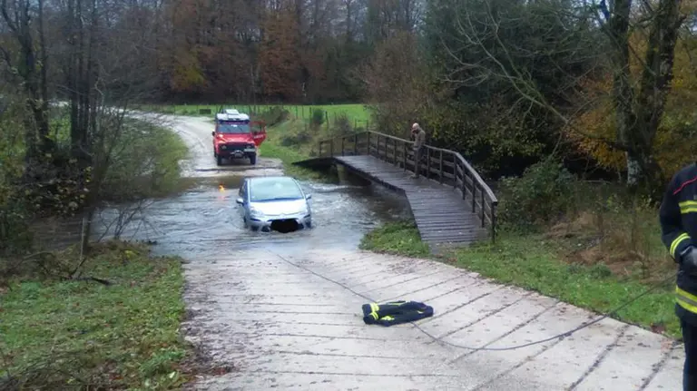 Una persona queda atrapada en su coche al tratar de cruzar el río Urrobi BOMBEROS DE NAVARRA