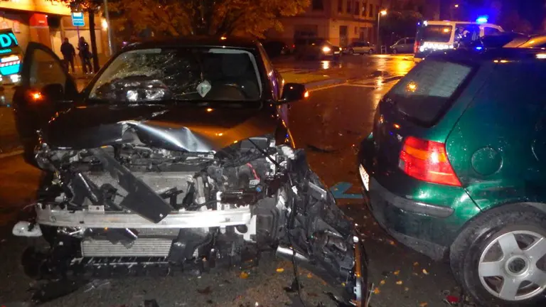 Estado en el que quedó el coche accidentado en Pamplona. POLICÍA MUNICIPAL