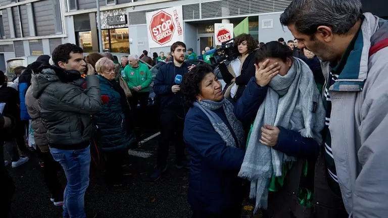 La Plataforma de Afectados por la Hipoteca (PAH) se concentra contra un desahucio en el Soto de Lezkairu en Pamplona. IÑIGO ALZUGARAY