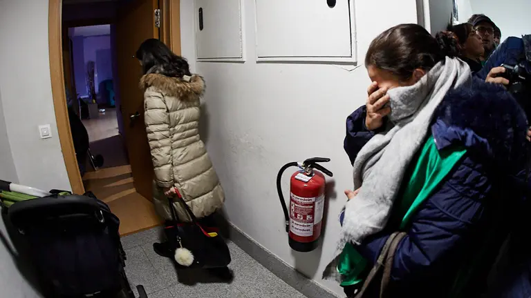 La Plataforma de Afectados por la Hipoteca (PAH) se concentra contra un desahucio en el Soto de Lezkairu en Pamplona. IÑIGO ALZUGARAY