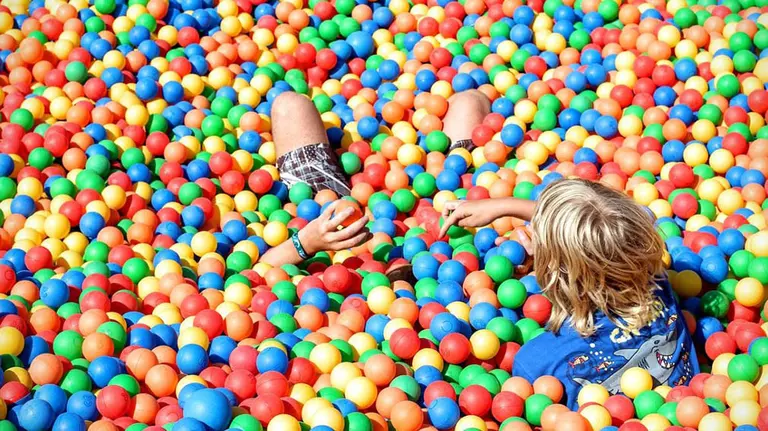 Niños jugando en una piscina de bolas CEDIDA