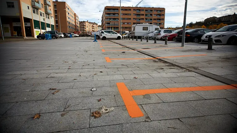 Implantación del estacionamiento regulado, conocido como 'Zona Azul', en el barrio de la Rotxapea de Pamplona. IÑIGO ALZUGARAY