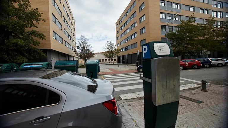 Implantación del estacionamiento regulado, conocido como 'Zona Azul', en el barrio de la Rotxapea de Pamplona. IÑIGO ALZUGARAY