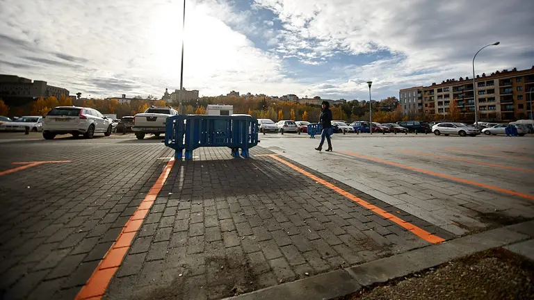 Implantación del estacionamiento regulado, conocido como 'Zona Azul', en el barrio de la Rotxapea de Pamplona. IÑIGO ALZUGARAY