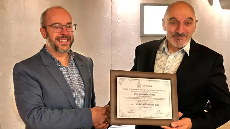 Humberto Bustince recibe la distinción de “Colegiado de Honor” de manos Javier Suescun, decano del CPIINA. CEDIDA