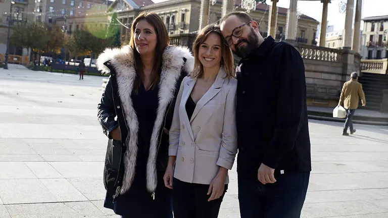 El director Fernando González Molina, la actriz Marta Etura y la escritora Dolores Redondo presentan su trabajo en 'Legado en los huesos'. IÑIGO ALZUGARAY