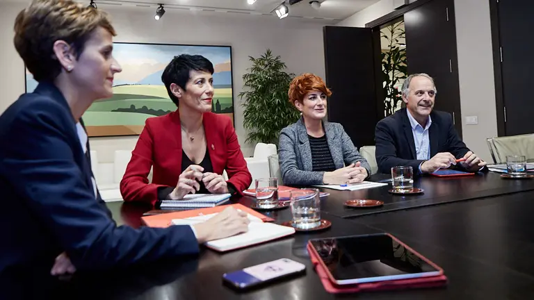 Los representantes de EH Bildu, Adolfo Araiz y Barkartxo Rui,  se reúnen con María Chivite y Elma Saiz para hablar sobre los Presupuestos de Navarra de 2020. IÑIGO ALZUGARAY