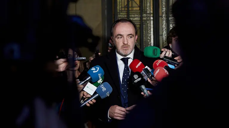 Los representantes de Navarra Suma, José Javier Esparza y María Jesús Valdemoros, abandonan el Palacio de Navarra tras hablar de los Presupuestos de 2020. IÑIGO ALZUGARAY