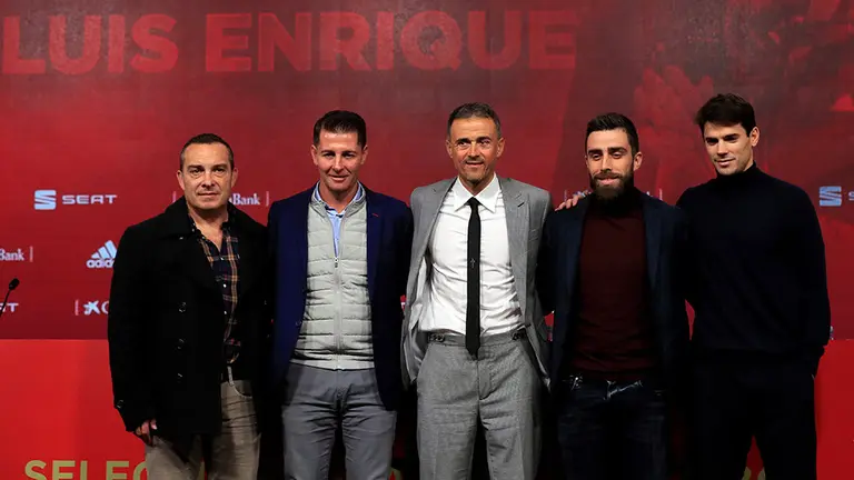 El nuevo seleccionador nacional de fútbol, Luis Enrique Martínez,c., acompañado por los miembros de su equipo, Joaquín Valdés, sicólogo; Jesús Casas, segundo entrenador; Rafael Pol, preparador físico; y Aitor Unzue, analissta y tercer entrenador,i-d., durante su presentación como nuevo técnico de la selección nacional en sustitución de Robert Moreno hoy en la Ciudad del Fútbol. EFE/Ballesteros.