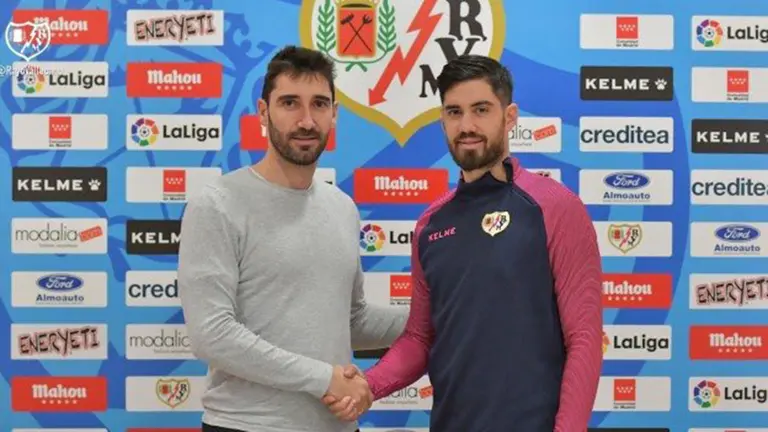 Roberto Santamaría con la camiseta del Rayo Vallecano de Madrid. @RSantamaria13.