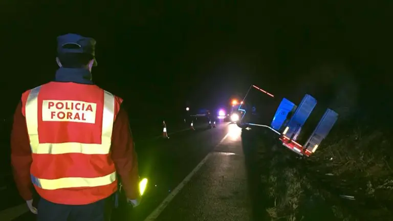 Policía Foral atiende la salida de un camión de la carretera de Almandoz. CEDIDA