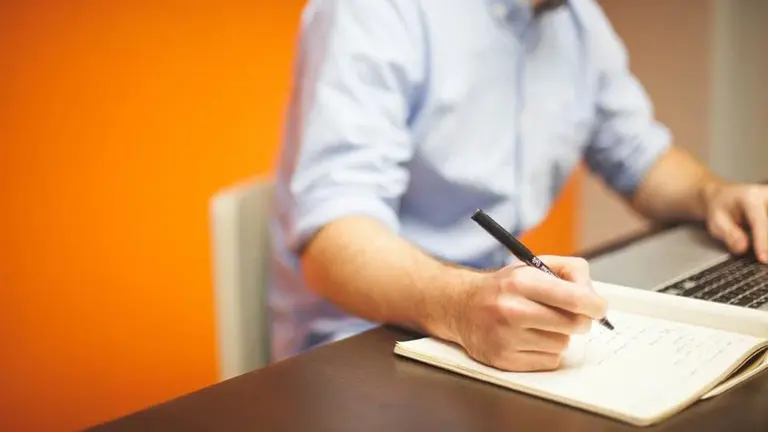 Un empleado trabajando en una oficina ARCHIVO