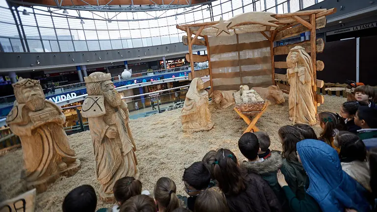 Inauguración de un belén con figuras de madera en el Centro Comercial Itaroa con la colaboración de un grupo de niños del colegio de Teresianas. IÑIGO ALZUGARAY