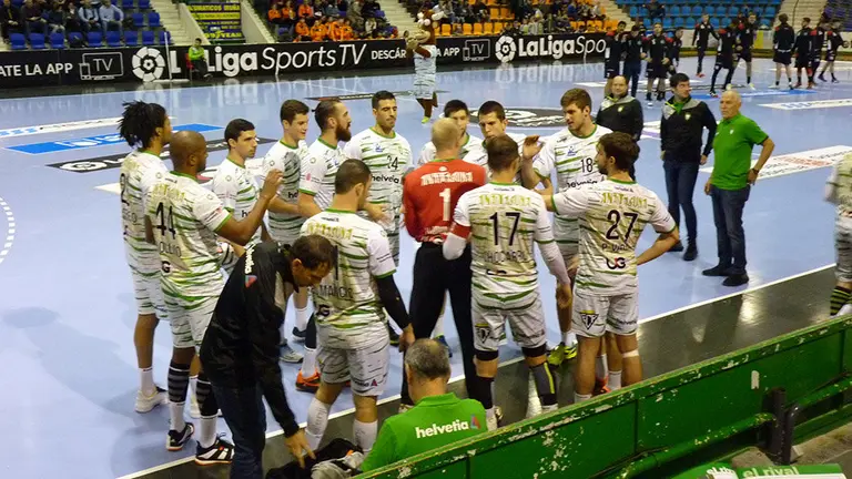 El Anaitasuna dispuesto a comenzar un partido de liga asobal en su pabellón.