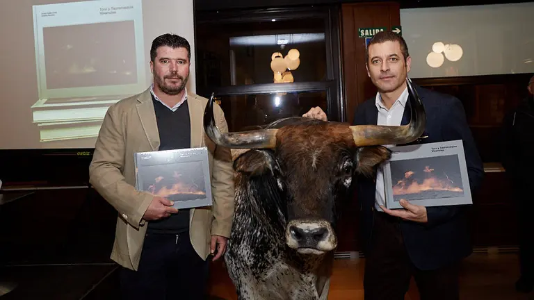 Presentación del libro 'Toro y tauromaquia. Vivencias', obra de Gorka Azpilicueta y Arsenio Ramírez. IÑIGO ALZUGARAY