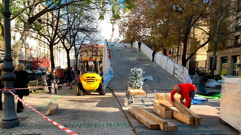 Montaje del nuevo tobogán de nieve que va a instalarse en el Paseo de Sarasate con motivo de la llegada de la Navidad. NAVARRACOM