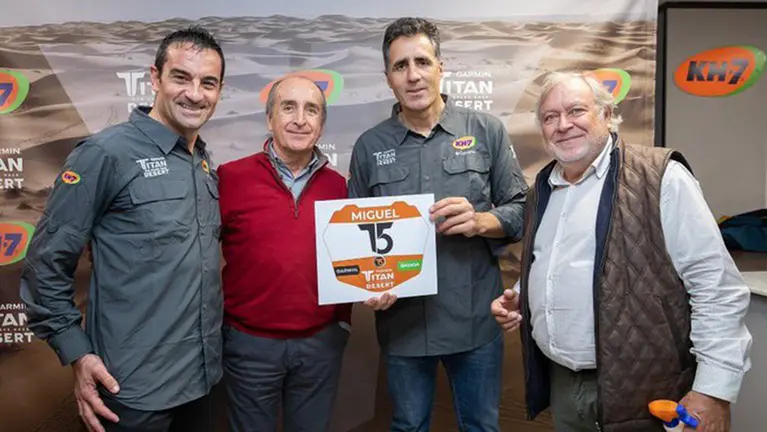 Miguel Induráin sostiene su dorsal en la presentación de la prueba. @TitanDesert