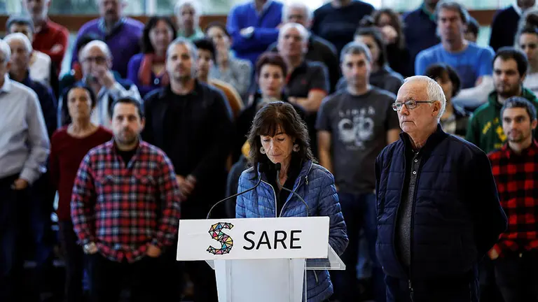 GRAF073. SAN SEBASTIÁN, 30/11/2019.- Los portavoces de la plataforma de apoyo a los presos de ETA Sare, Arantxa Aldezabal y Joseba Azkarraga (d), han dado a conocer este sábado en San Sebastián un "mensaje" dirigido a los partidos vascos. Sare opina que "el proyecto de Gobierno de coalición PSOE-Unidas Podemos ofrece la oportunidad de un acuerdo amplio entre fuerzas progresistas y soberanistas, siempre que se base en reivindicaciones sociales y nacionales que signifiquen una agenda de cambio real". EFE/ Javier Etxezarreta
