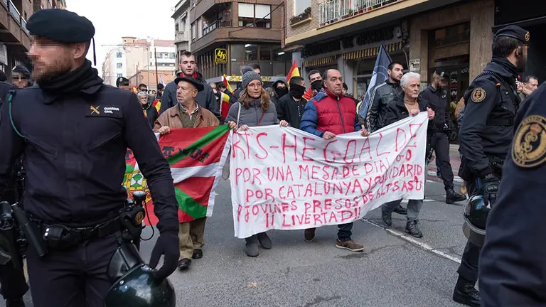 GRAF116. CALAHORRA (LA RIOJA), 30/11/2019.- Los once manifestantes convocados este sábado en la ciudad riojana de Calahorra por el partido Hegoalde Rioja Tierras del Sur en favor de "una mesa de diálogo" en Cataluña y de los presos de Alsasua, han salido escoltados por la policía ante una contramanifestación de unas 200 personas. EFE/Abel Alonso
