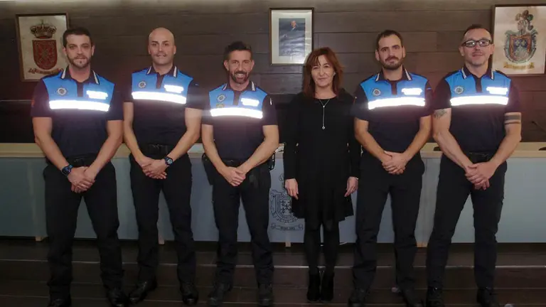 Pie de foto, de izda a dcha Francisco Javier Navarrete, Juan Zalduendo, Javier Lizarraga (Jefe de Policia), Ana Gongora (Alcaldesa), Mikel Zuza y Manuel Moreno.