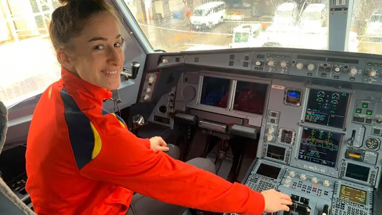 Nerea Pena controlando los mandos del avión de España hacia Japón. Facebook RFEBM.