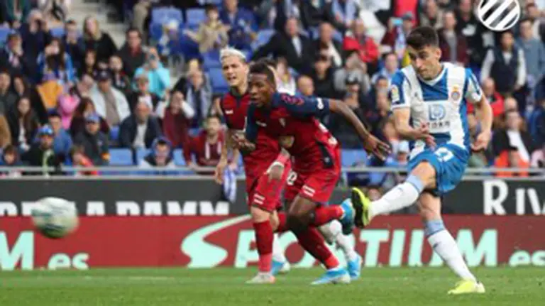 Lanzamiento del penalti a favor del Español ante Osasuna. @RCDEspanyol.