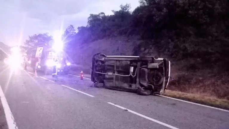 Coche volcado a la altura de Yesa. BOMBEROS DE NAVARRA