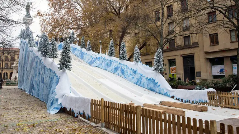 Tobogan de nieve instalado en el paseo de Saraste AYUNTAMIENTO DE PAMPLONA