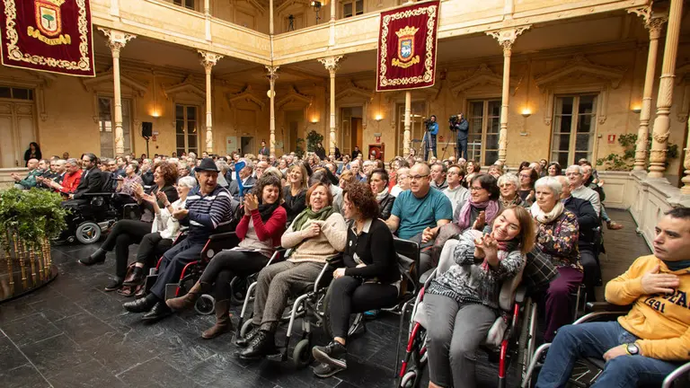 Varios de los asistentes de Adacen al recibiemiento de la Medalla de Oro de Navarra. GOBIERNO FORAL
