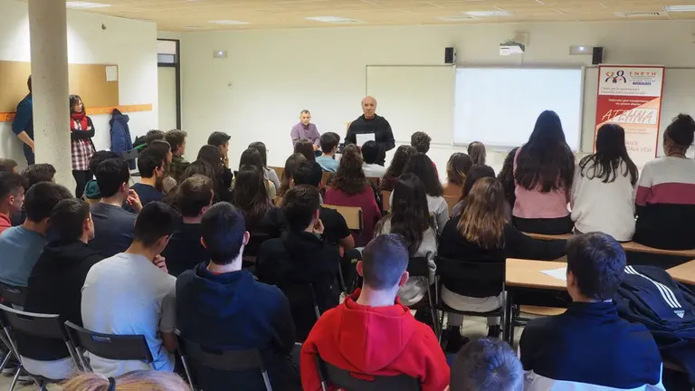 Charla de ATEHNA en la ikastola Paz de Ziganda. CEDIDA