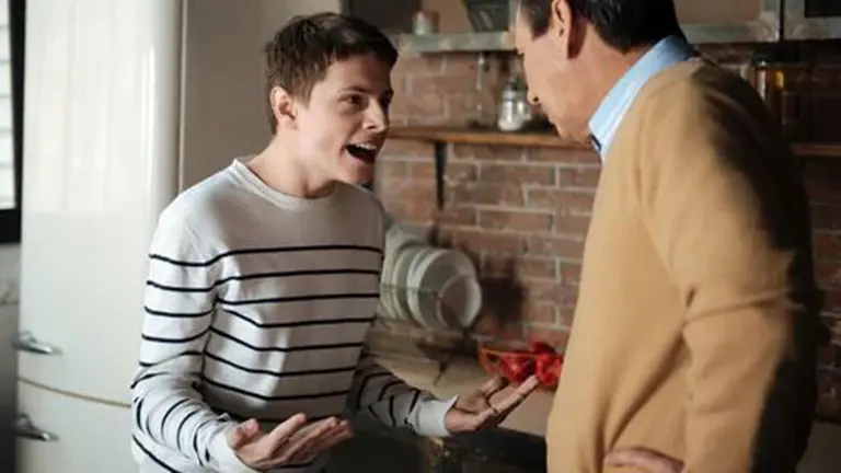 Un joven discute con su padre. ARCHIVO