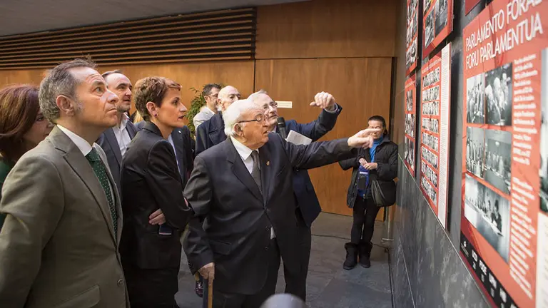 Inauguración de la exposición fotográfica '40 años del Parlamento de Navarra'. CEDIDA (2)