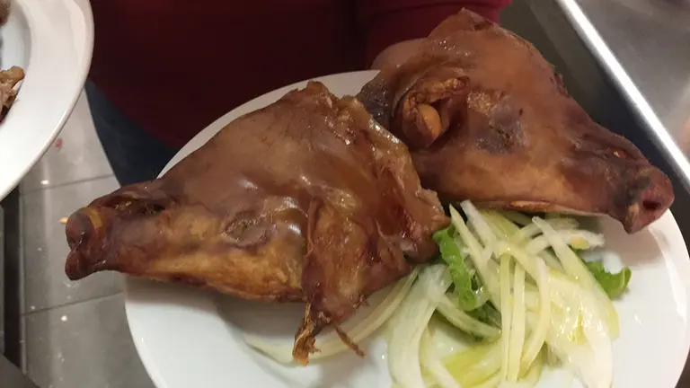 Cabezas de gorrín asado con ensalada emplatado y listo para degustar. Navarra.com