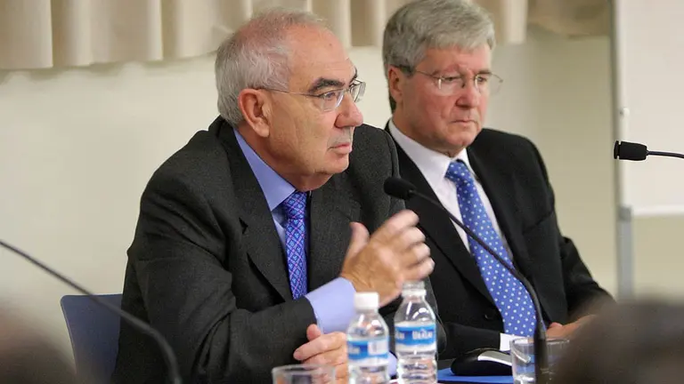 Nicolás García Tapia (izquierda) y Carlos Castellano, director del Centro Jerónimo de Ayanz de Electrónica y Comunicaciones. FOTO: UPNA