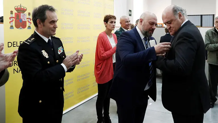 GRAFCAV944. PAMPLONA (NAVARRA), 05/12/2019.- El delegado del Gobierno en Navarra, José Luis Arasti (3i), impone al presidente del Tribunal Superior de Justicia de Navarra (TSJN), Joaquín Galve (d), uno de los galardones entregados hoy con motivo de la celebración del acto conmemorativo del Día de la Constitución española que mañana cumple 41 años, acto en el que ha estado presente la presidenta del Gobierno de Navarra María Chivite (2i) y representantes de los Cuerpos y Fuerzas de Seguridad del Estado así como las principales autoridades de Navarra, EFE/ Jesús Diges
