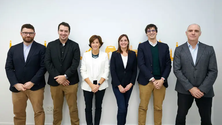 De izquierda a derecha  Ciro Larrañeta (Tetrace) Eneko Sanz (Nabrawind) Nuria Machicot (Indversis) Marián García (Fundación Vicente Ferrer) Iñigo Ayerra (IED Greenpower) Iñaki Soto (Indversis). CEDIDA